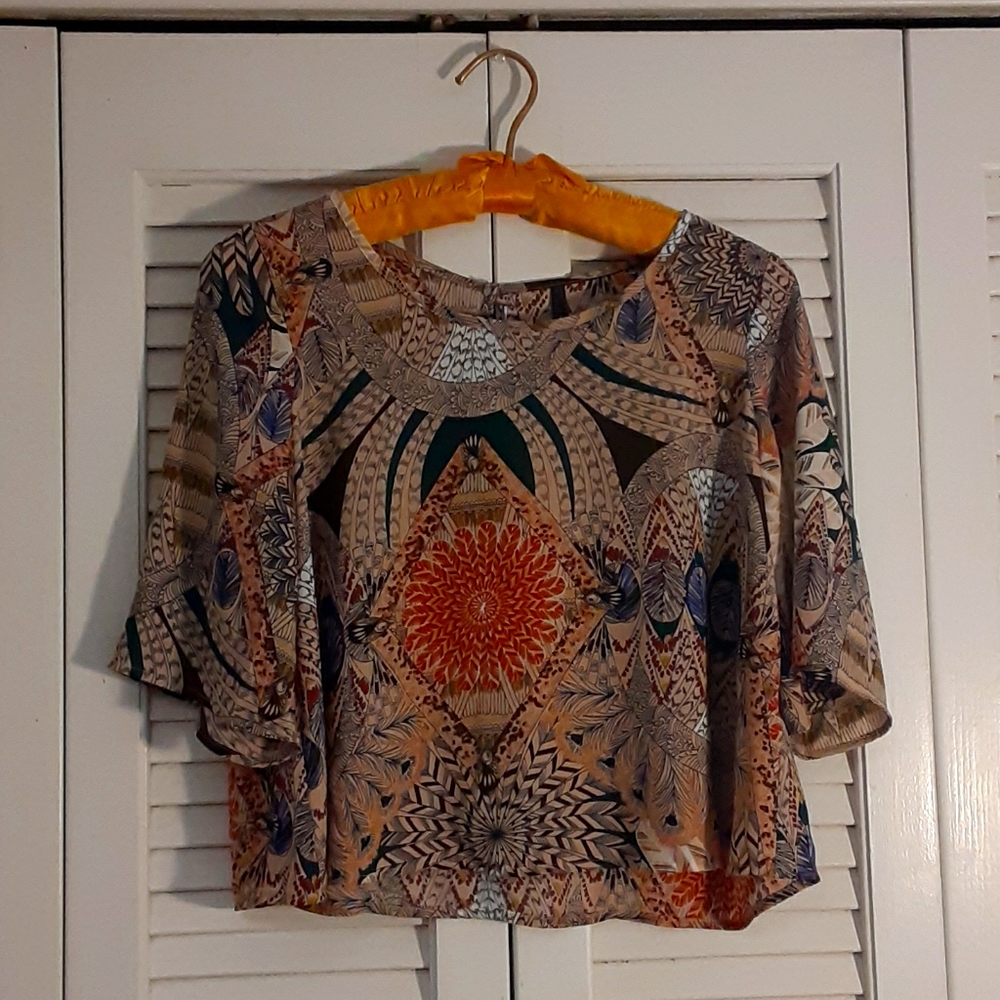 Women's NWOT beautiful flowy short sleeves cropped party blouse